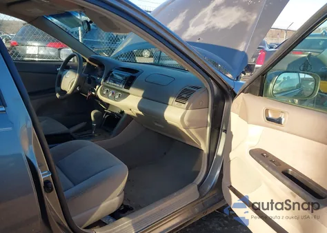 2005 Toyota Camry Le z USA, uszkodzony, nr VIN 4T1BE32K85U628037